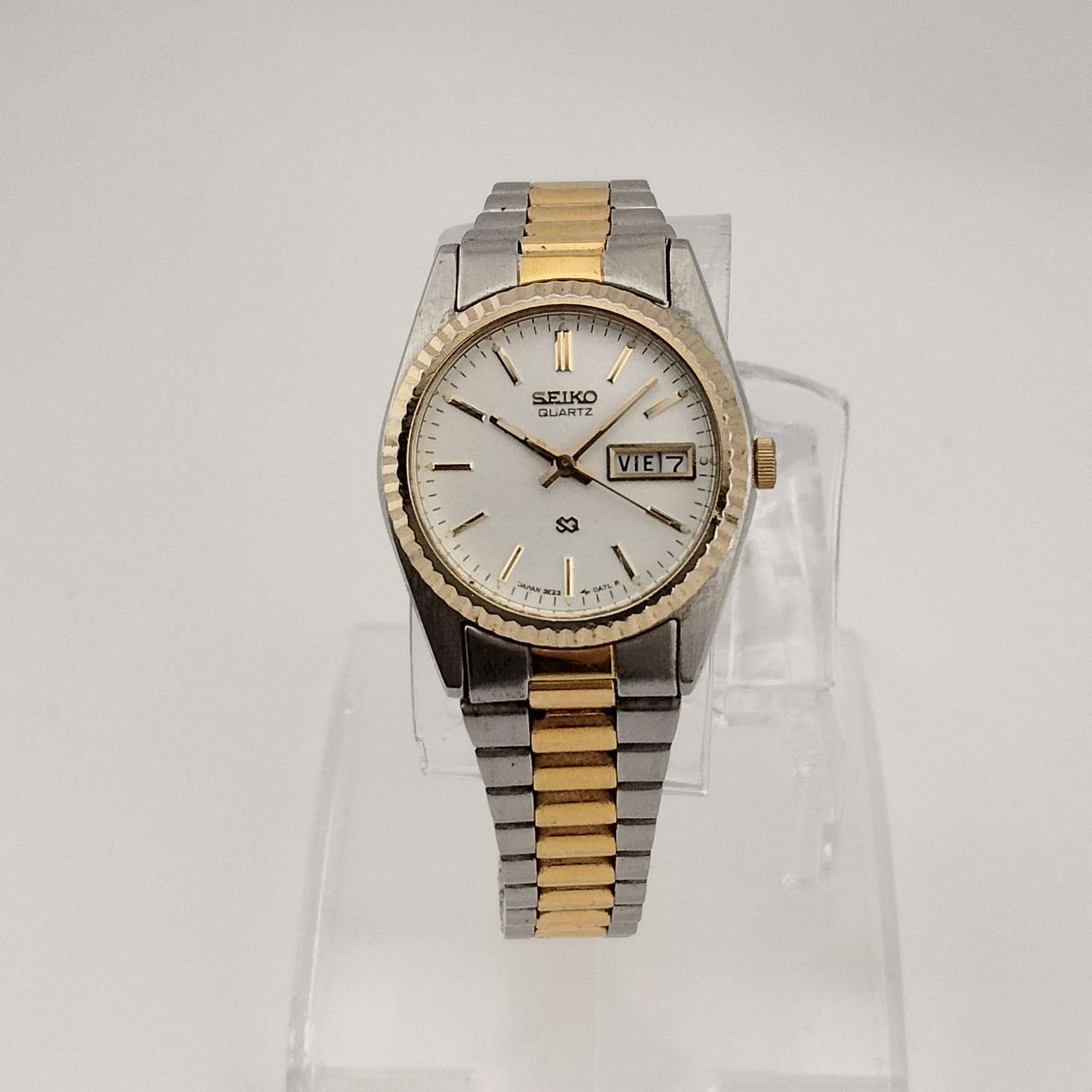 Seiko Unisex Silver Tone Watch, Gold Tone Details, Date and Day Window, Bracelet Strap