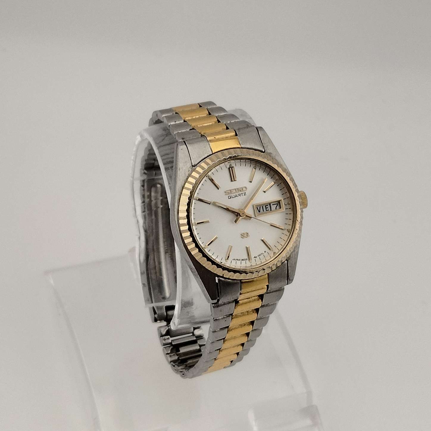 Seiko Unisex Silver Tone Watch, Gold Tone Details, Date and Day Window, Bracelet Strap