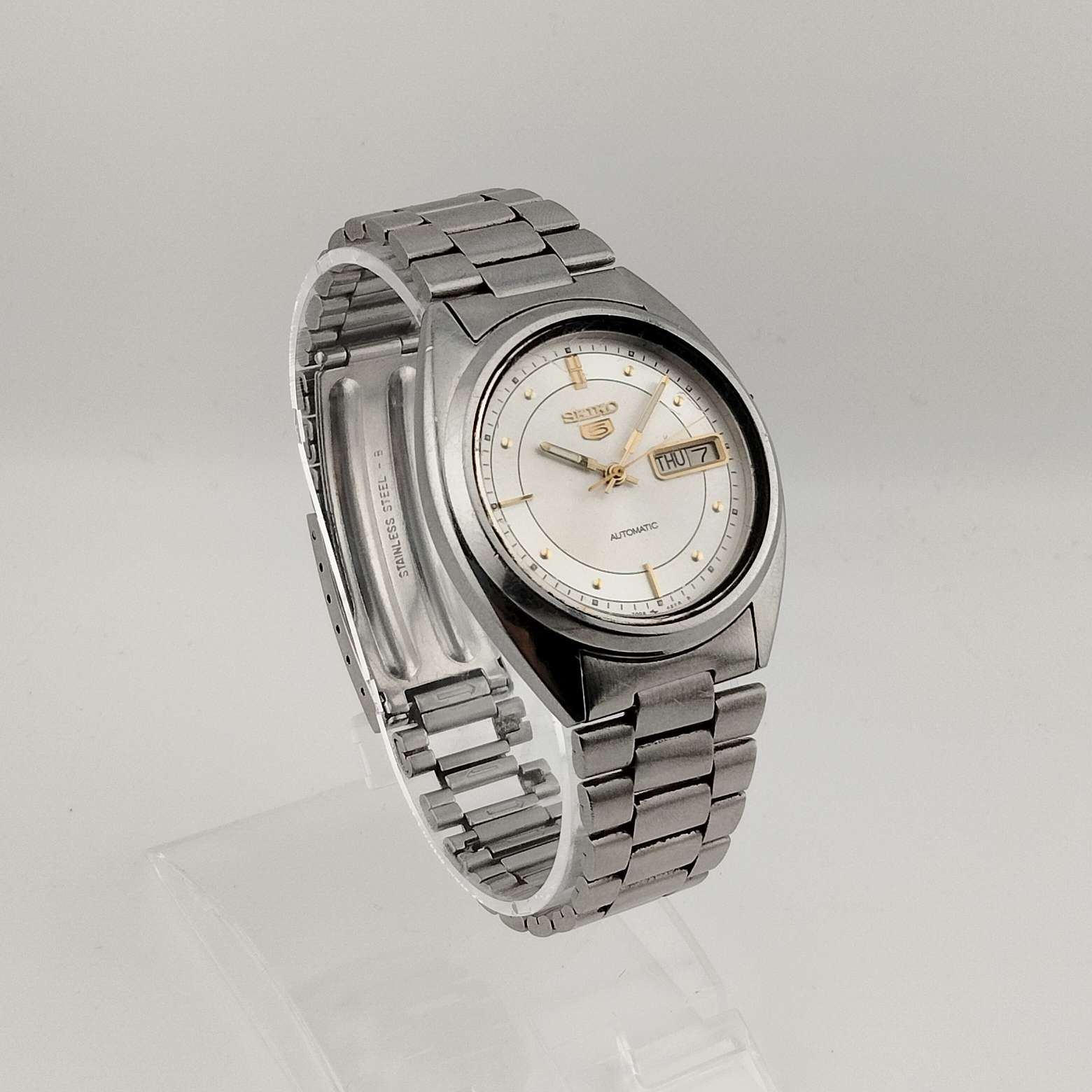 Seiko Silver Tone Automatic Watch, Gold Tone Accents, Circular Dial, Date and Day Window, Bracelet Strap