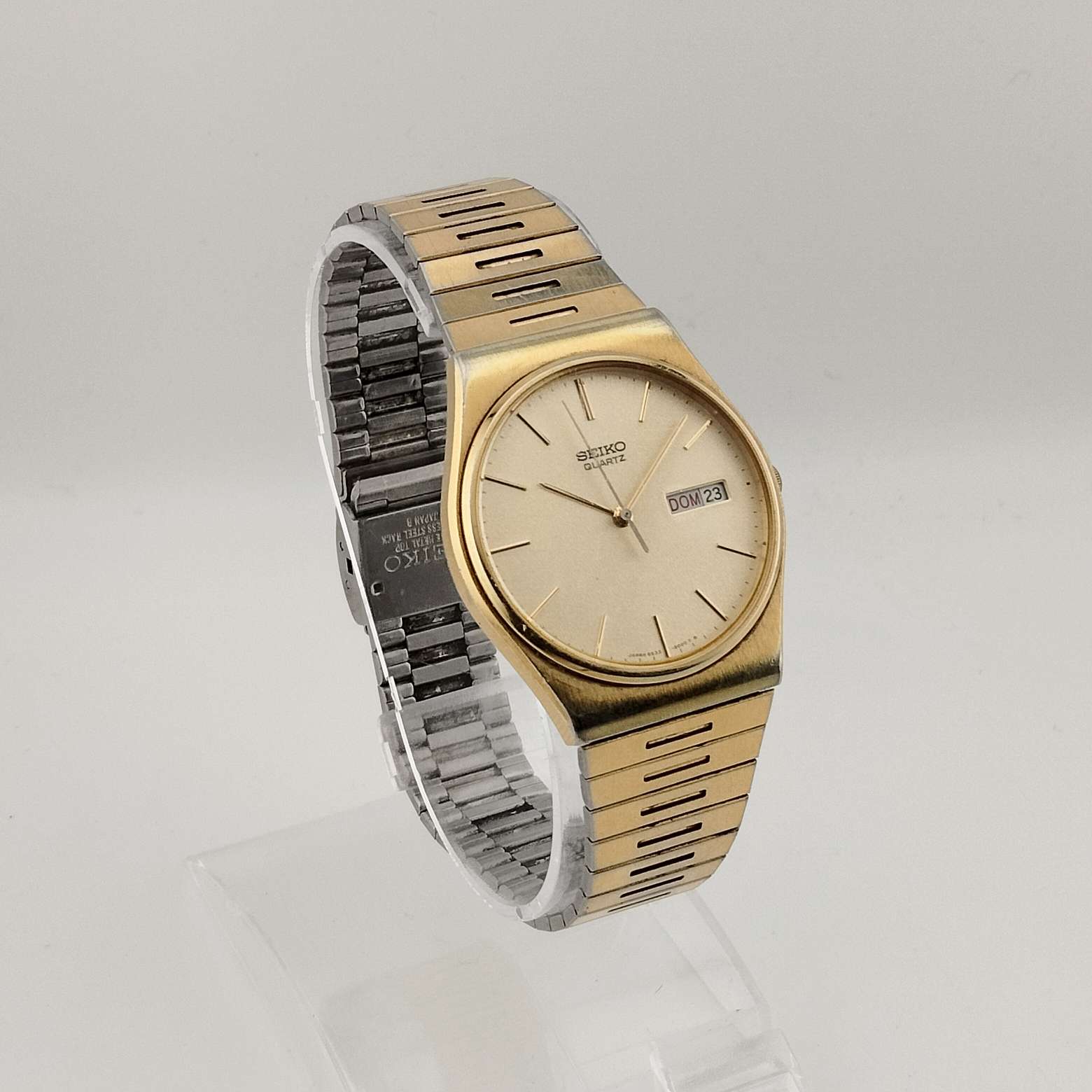 Seiko Unisex Gold Tone Quartz Watch, Circular Dial, Date and Day Window, Adjustable Link Strap