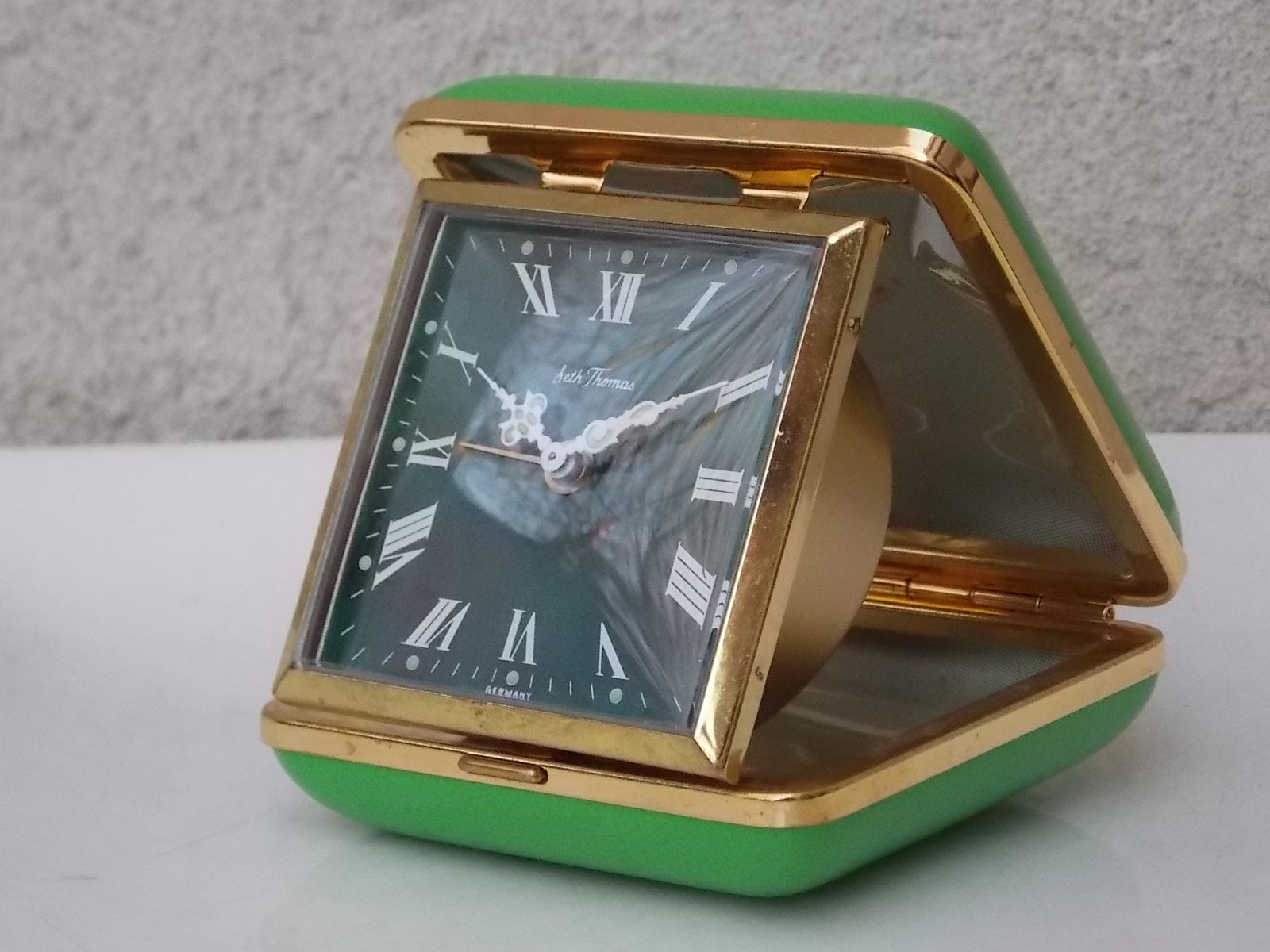 https://www.mikesmcm.com/cdn/shop/files/i-like-mike-s-mid-century-modern-clock-green-seth-thomas-west-german-travel-clock-wind-up-14188193251416_1600x.jpg?v=1690478466